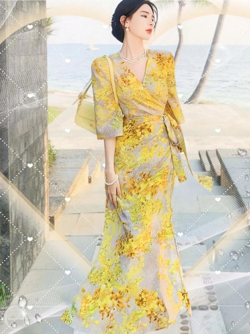 黄色连衣裙搭配腰带（黄裙搭腰带珠宝妆发全攻略）