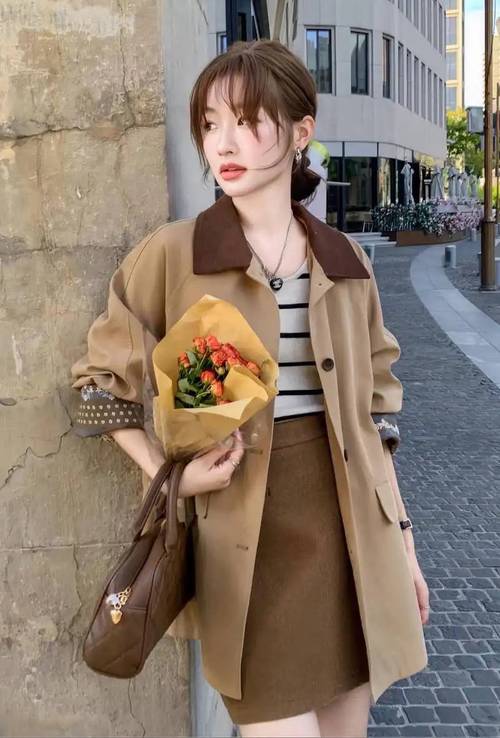 咖色半身裙配什么上衣好看(咖色半身裙六种搭配与材质要点,日常到宴会皆宜)