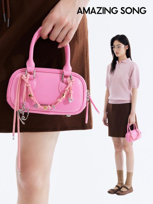 粉色包包配什么颜色衣服（粉色包包搭配技巧日常职场休闲风格快速思路）