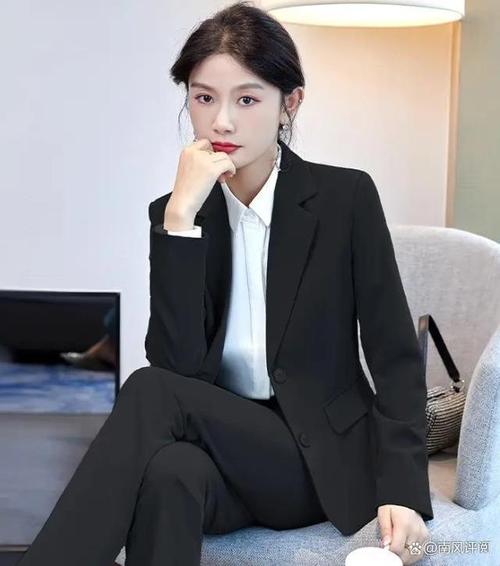 女士黑色西服配什么内搭（黑色西服内搭穿搭指南从白衬衫到丝绸吊带打造层次感）