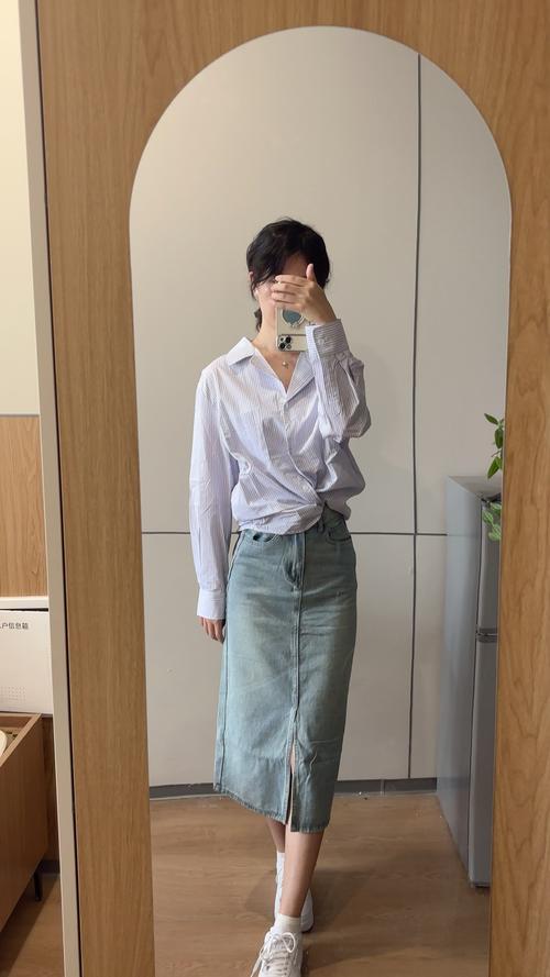 40岁女人半身牛仔裙搭配（版型材质平衡显气质）