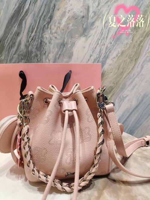 粉色包包配什么颜色衣服图片(粉色包包色彩与材质搭配指南) 粉色包包配什么颜色衣服图片(粉色包包色彩与材质搭配指南)