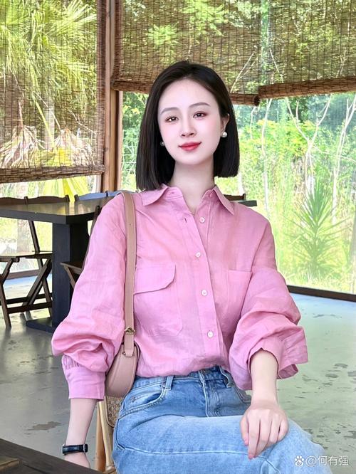 藏青短裤搭配粉色衬衫图片（材质与场合）