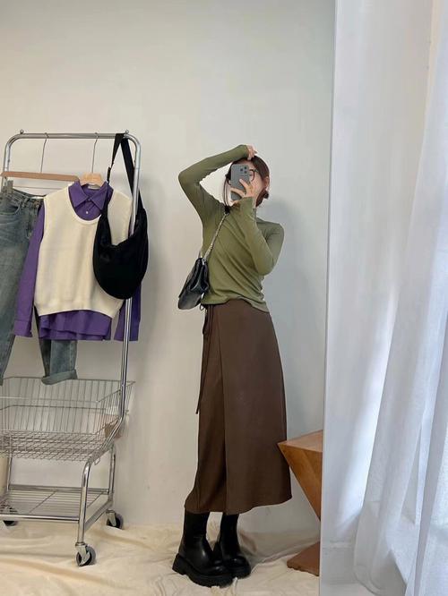 咖色半裙上面配什么颜色(日常职场层次感)