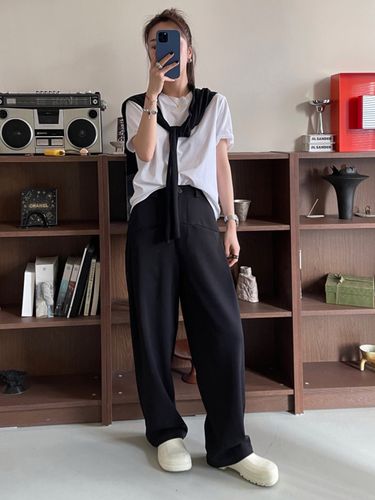 女士黑色西裤配什么鞋子图片（舒适黑色西裤搭漆皮高跟干练又自在的日常穿搭）