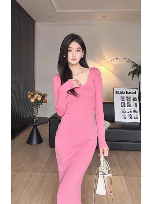 粉色包臀裙搭配技巧(职场街头两用,平衡颜色与线条)