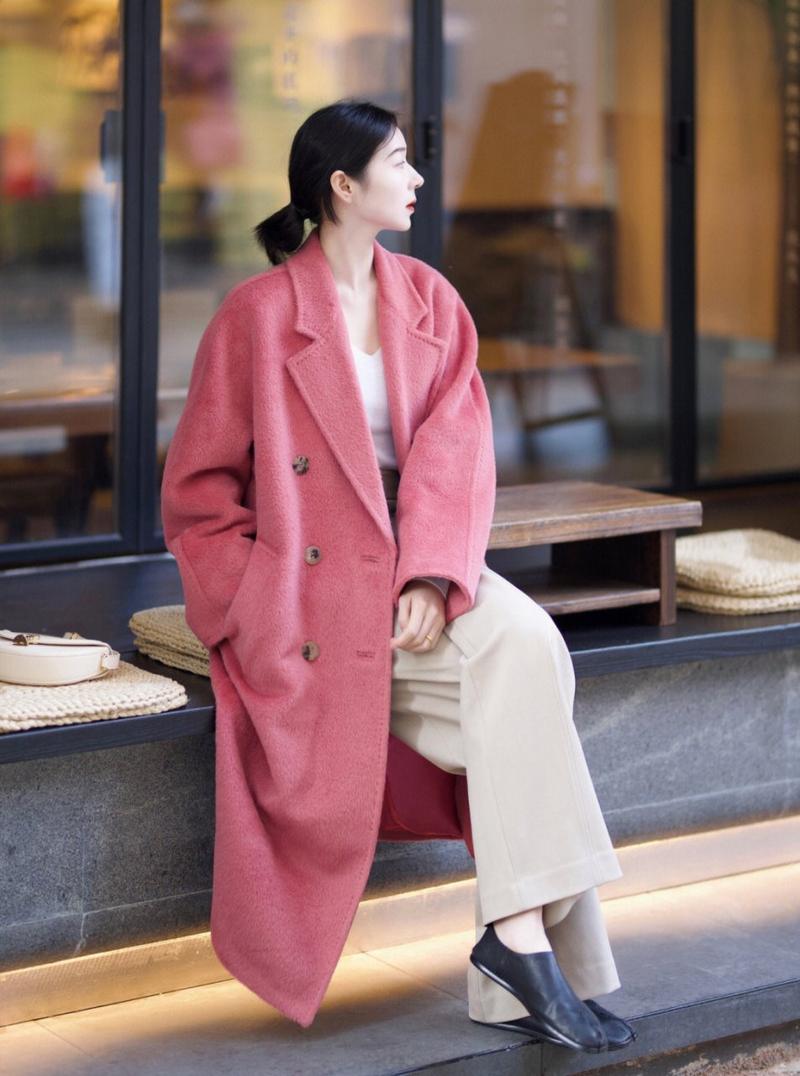 粉色大衣怎么搭配好看图片（灰白卡其系日常到周末场景）