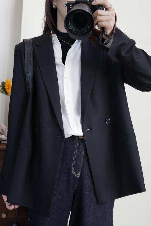 灰色小衫搭配黑色西服图片（灰底叠穿黑西装提升气质的正式日常穿搭）