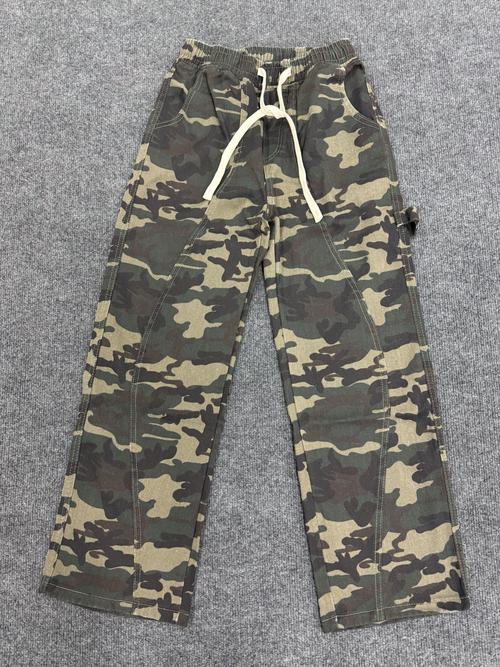 50岁女人适合穿迷彩裤吗（迷彩裤的剪裁面料与日常搭配要点）