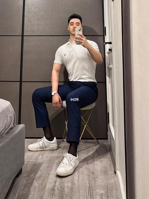 西裤配运动鞋丑不丑(西裤和运动鞋搭配法干练层次感职场到周末皆宜) 西裤配运动鞋丑不丑(西裤和运动鞋搭配法干练层次感职场到周末皆宜)
