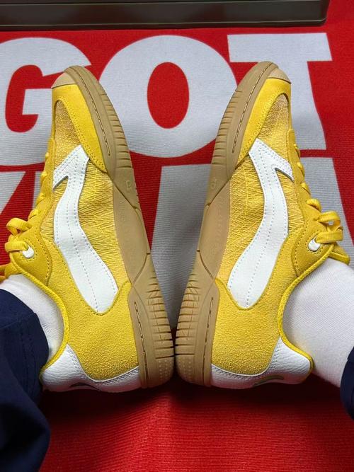 黄鞋配色表图（黄鞋搭配要点稳色对比渐变日常更有型）