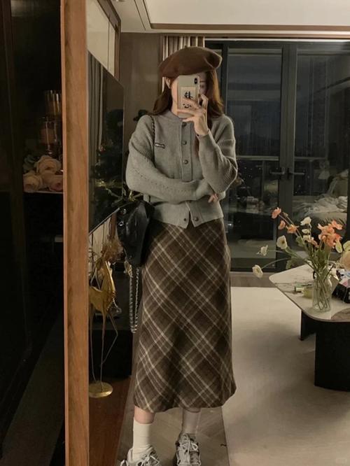 咖色半身裙配上衣图片（冬日咖色半身裙穿搭哑光材质干净腰线三色搭配）