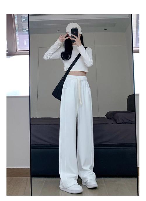 白色运动裤搭配图片女(日常健身都百搭,清新显瘦)