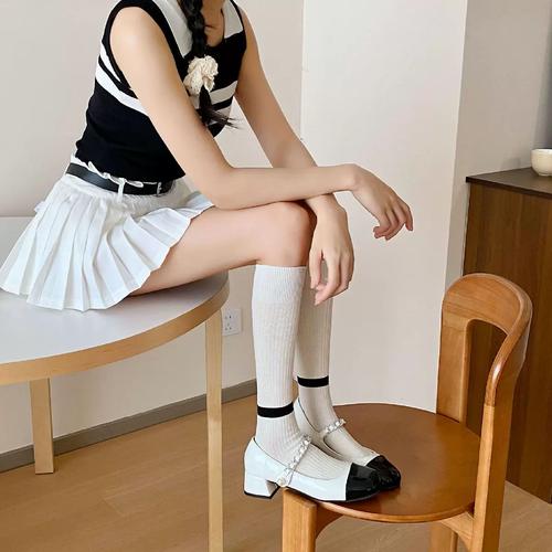 小腿袜搭配鞋子图片(平底鞋与小腿袜日常搭配要点,显腿长显瘦)