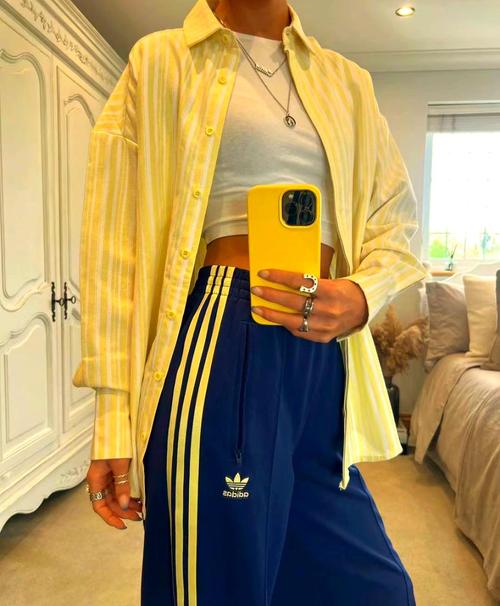 衬衫运动裤搭配图片(衬衫配运动裤混搭指南跨界从容穿搭) 衬衫运动裤搭配图片(衬衫配运动裤混搭指南跨界从容穿搭)