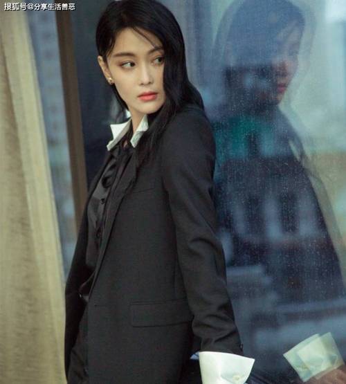 黑色衬衫搭配藏青色西服图片（黑色衬衫配藏青西服职场干练自信穿搭指南）