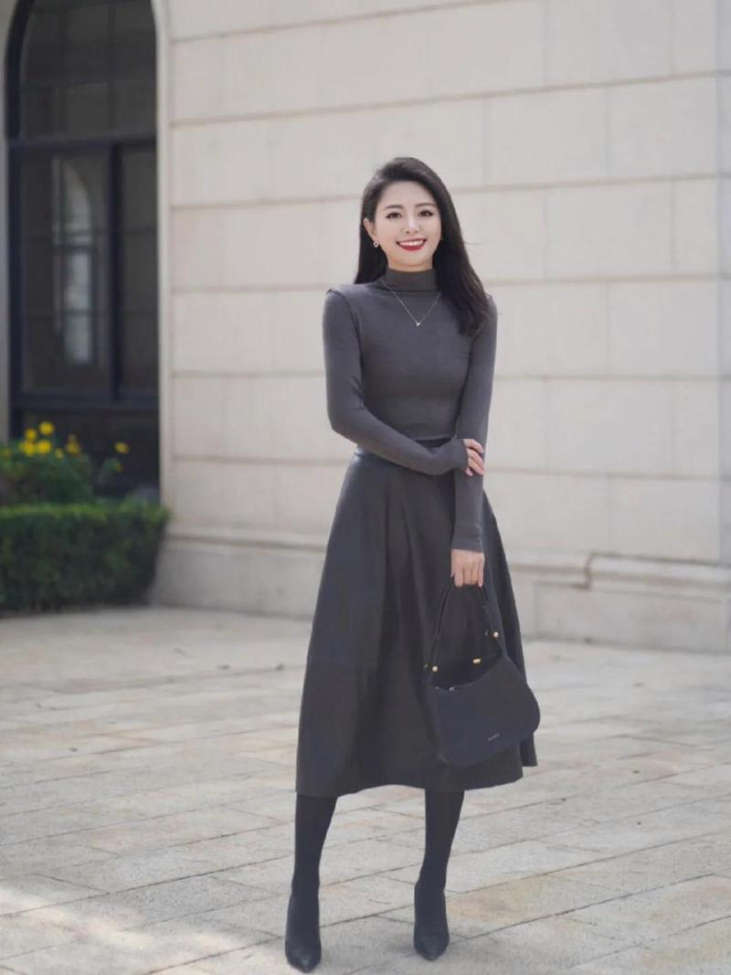 深灰色半身裙怎样搭配上衣（深灰色半身裙冬日穿搭要点职场日常）