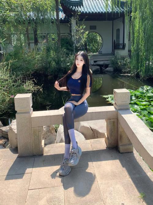 女生运动鞋穿搭图片（球鞋到正装的搭配要点）