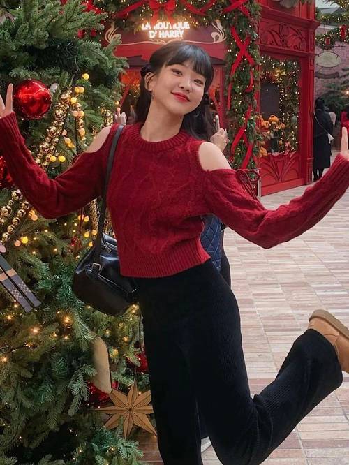 上身穿红色的衣服下身搭配什么(长外套叠穿显腿长)