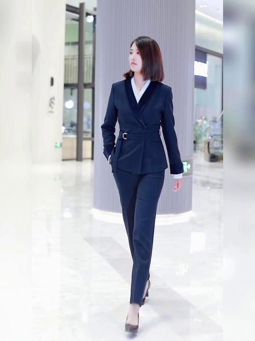 女士藏青色西服搭配衬衫（白衬衫暖色系与格子衬衫，提升职场气质）