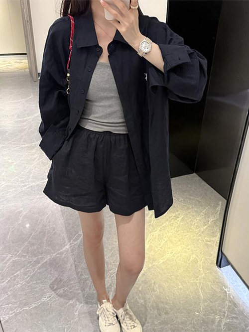 黑色短裤配藏青衬衫(夏日藏青衬衫配黑短裤穿搭要点透气合身腰线显高)