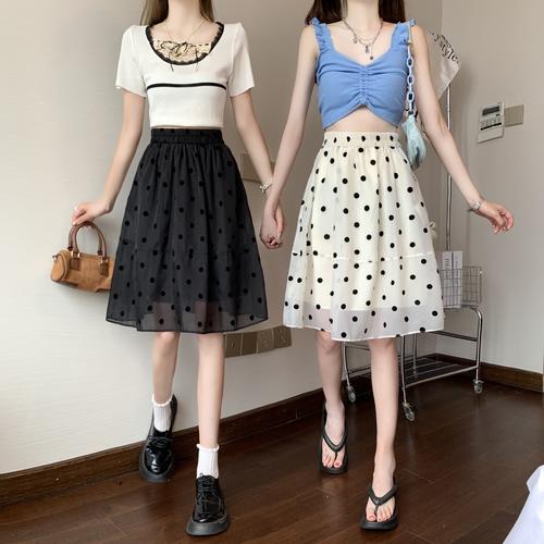 半身网纱裙配什么上衣（网纱半裙上衣搭配指南知性甜美梦幻酷感穿搭）