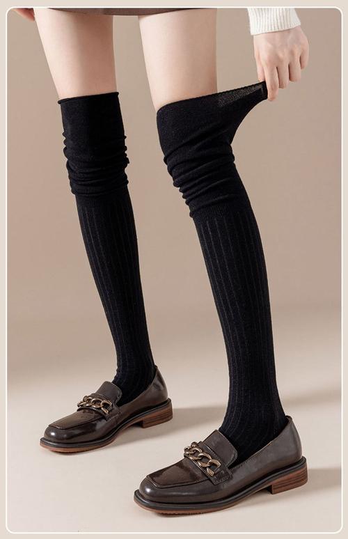 女孩黑色皮鞋配什么袜子（黑袜稳白袜活力，露踝与袜筒决定比例）