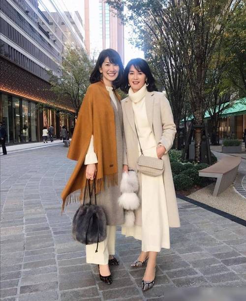日本四十岁主妇轻奢穿搭（日本40岁主妇穿搭极简纯色与天然材质的高级感）