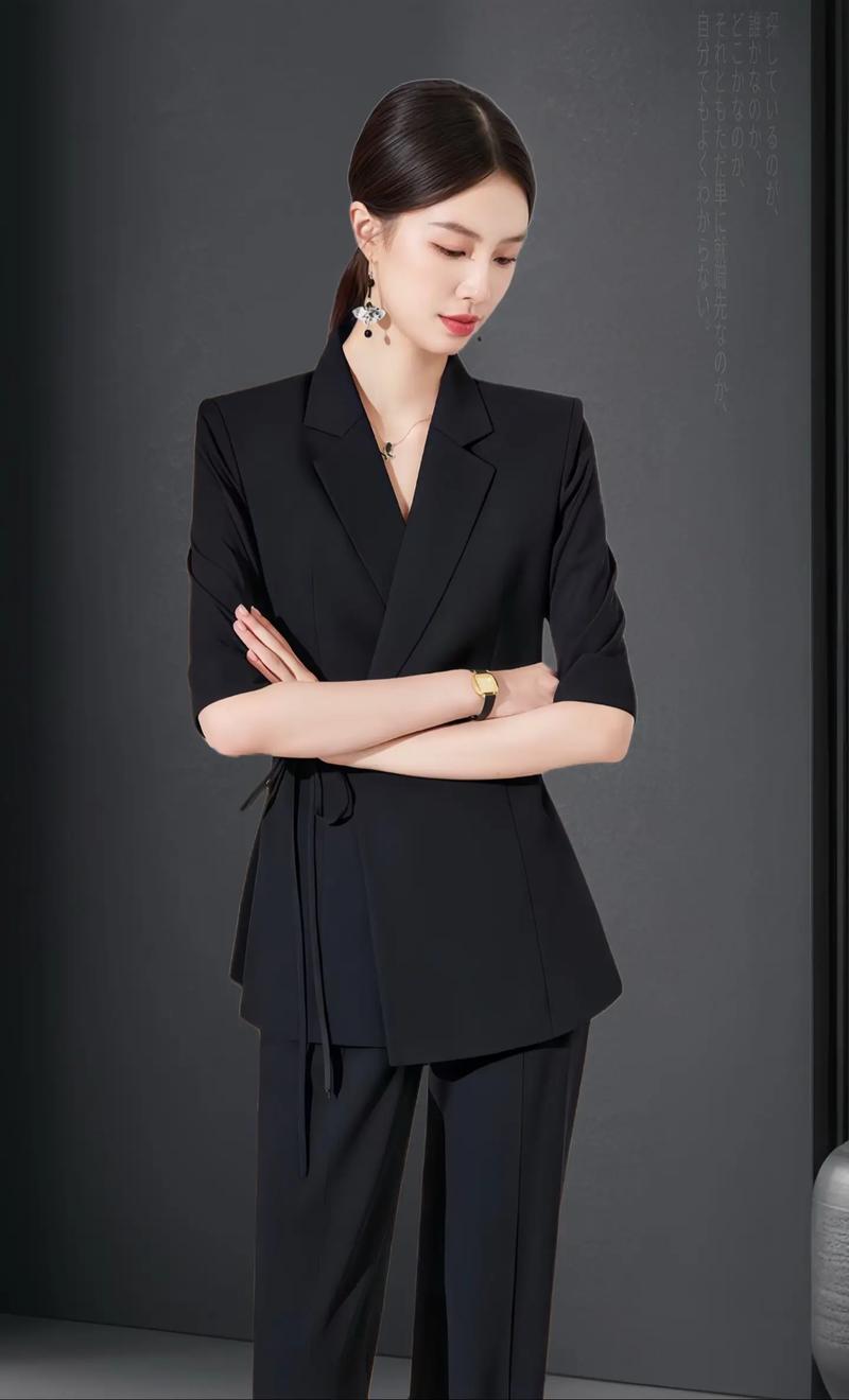 女士黑色西装搭配图片(软内搭混材质对比色提亮气场) 女士黑色西装搭配图片(软内搭混材质对比色提亮气场)