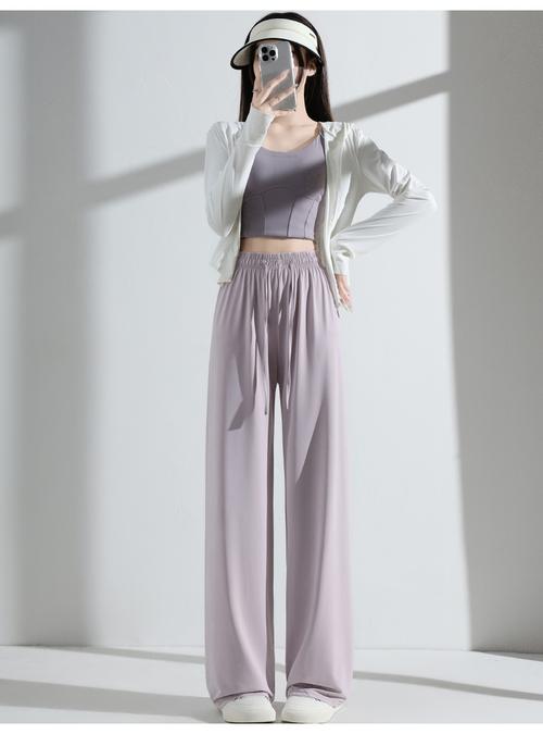 灰色裤子搭配什么颜色衣服（灰色裤子穿搭全攻略深浅材质场景四类搭法）