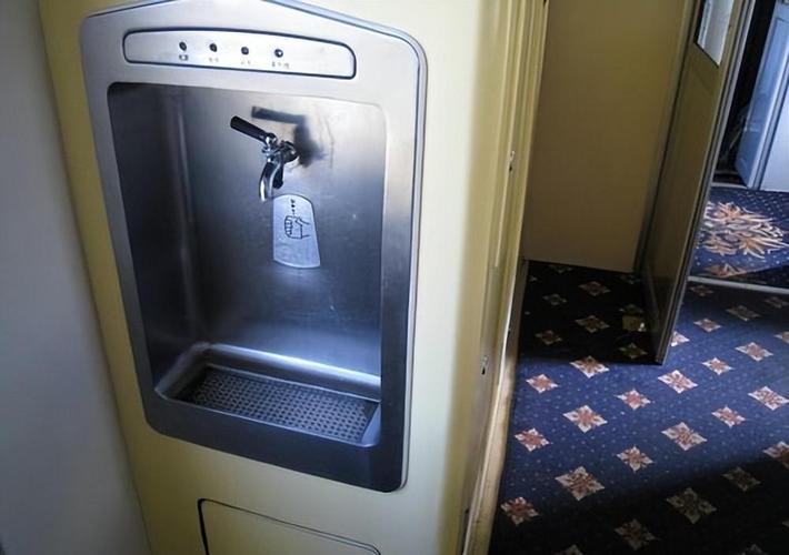 火车上有热水吗（绿灯开水分次取用与安全提醒）