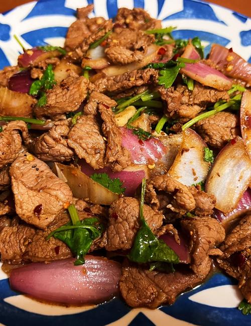 羊肉炒什么菜好吃（简单快手炒羊肉配蔬菜，香嫩锁汁，掌控火候刀工）