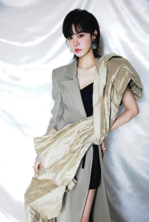 郁可唯时尚写真从甜美到成熟的气质蜕变与混搭 郁可唯时尚写真从甜美到成熟的气质蜕变与混搭