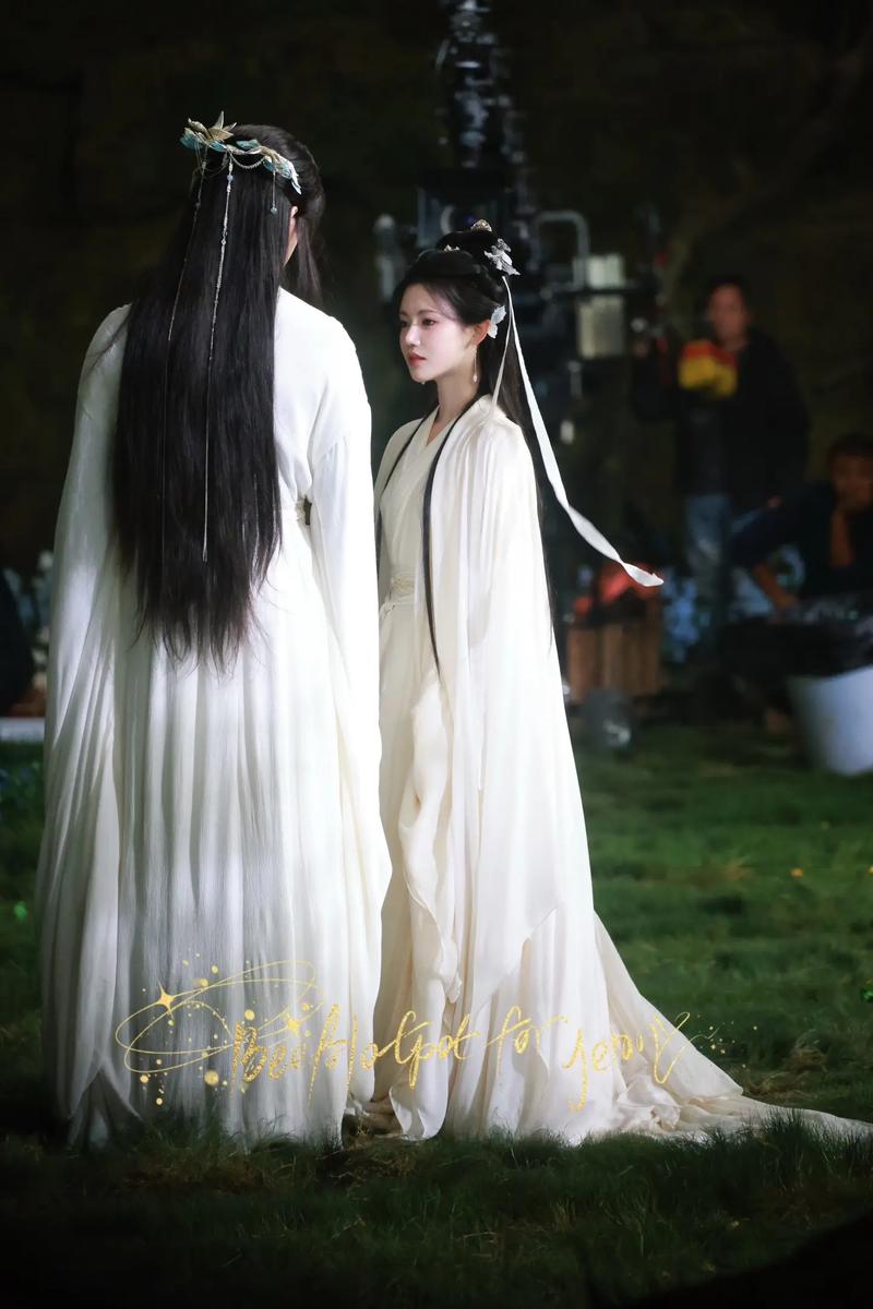 十万狂花入梦来剧情介绍(十万狂花入梦来东方美学与微恐的宿命之爱)