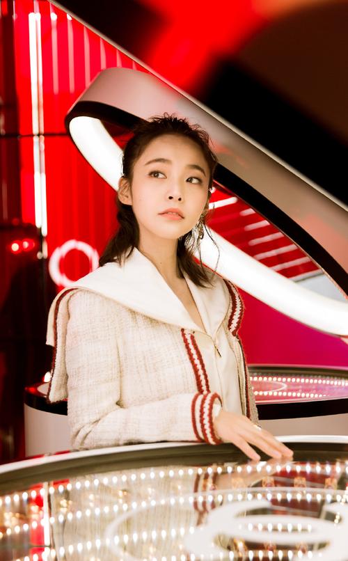 张佳宁清新写真尽显俏丽可爱（35岁仍有少女感的多面演技派女演员中戏出身天然气质与张力并存）