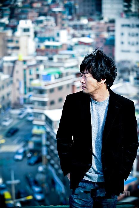 金允石介绍(釜山出身,话剧起步,凭《追击者》获奖,气质冷静锋利)