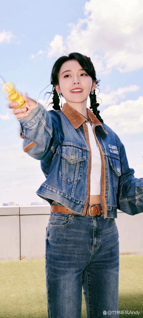 张佳宁清新写真尽显俏丽可爱（35岁仍有少女感的多面演技派女演员中戏出身天然气质与张力并存）