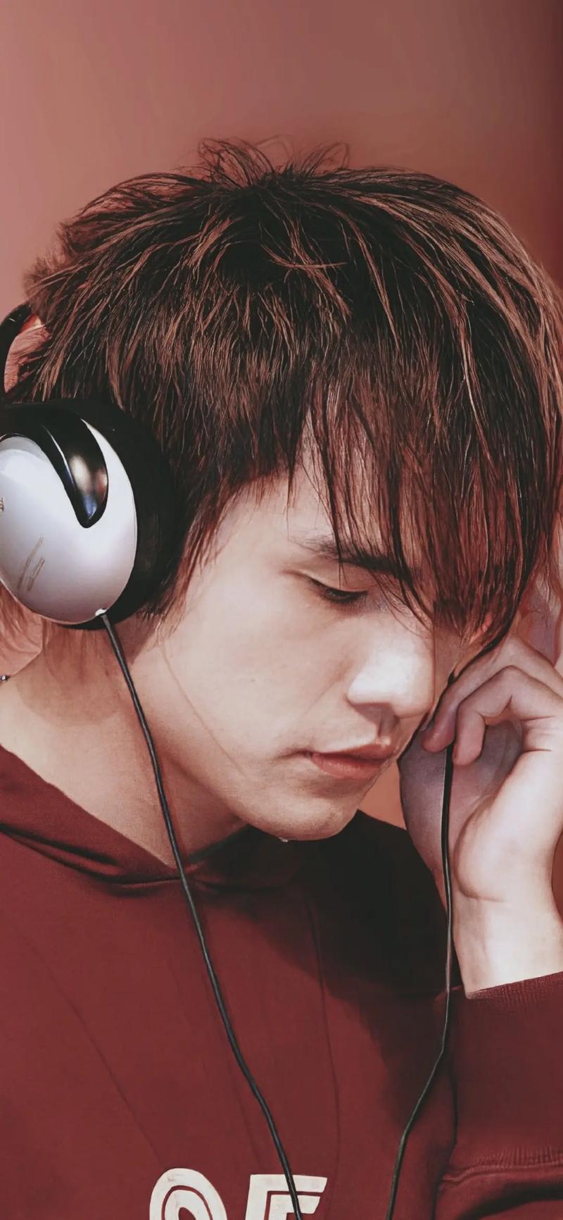 周杰伦图片（从歌手到导演编剧，品牌合作与公益家庭影像）