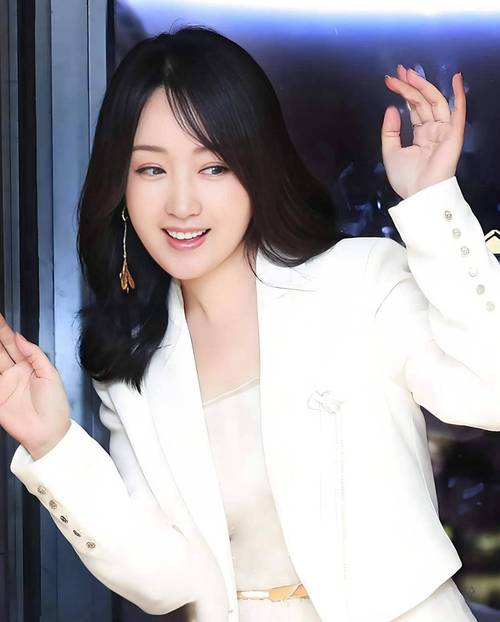 杨钰莹图片（54岁杨钰莹冻龄靠自律日常6点起床瑜伽清淡饮食抗衰）