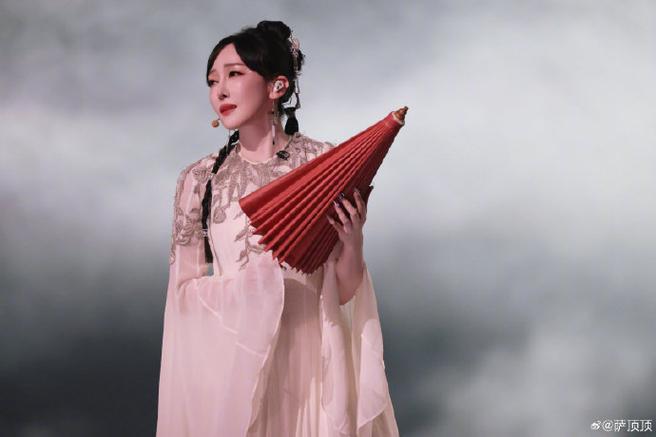 萨顶顶妖艳红唇中国风大气写真(萨顶顶以国风美学展现东方自信) 萨顶顶妖艳红唇中国风大气写真(萨顶顶以国风美学展现东方自信)