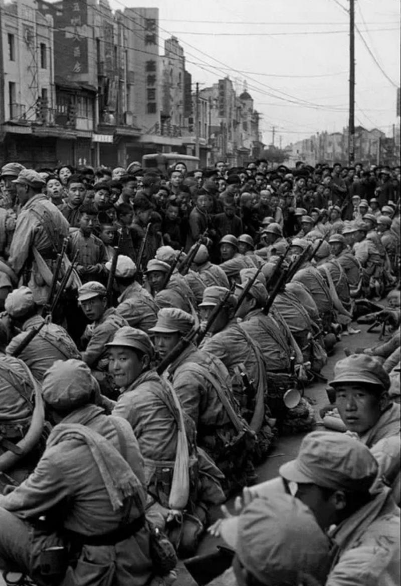 镜头下真实历史照片(真实历史照片对比抗日剧聚焦民众苦难与坚韧)