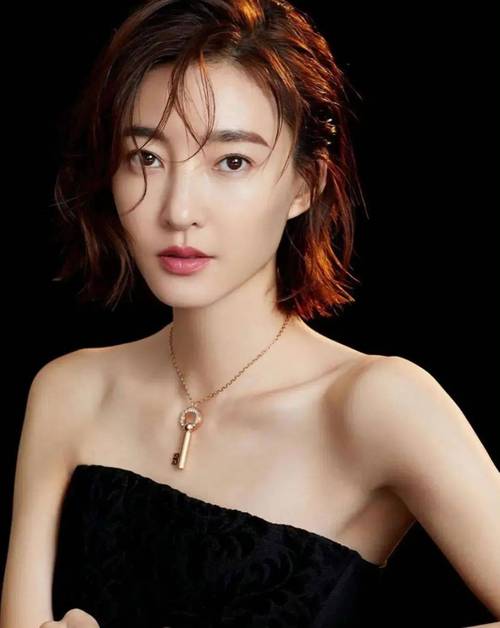 王丽坤图片（白毛衣浅蓝短裤展现草原江南美）