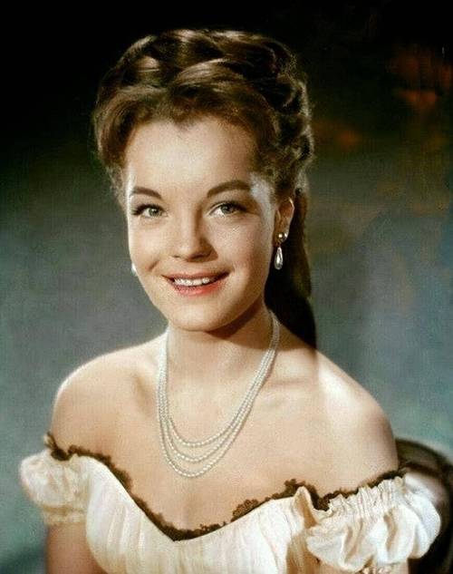 罗密·施奈德游泳池（泳池同名电影对比1969与2003德龙施奈德欲望与现实边界）