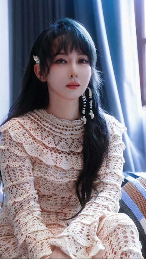 萨顶顶妖艳红唇中国风大气写真(萨顶顶以国风美学展现东方自信)