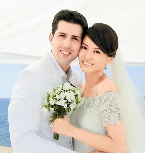 梁咏琪结婚旗袍装与老公搞怪(梁咏琪澳门银河讲爱与事业的幸福家庭与公益成长)