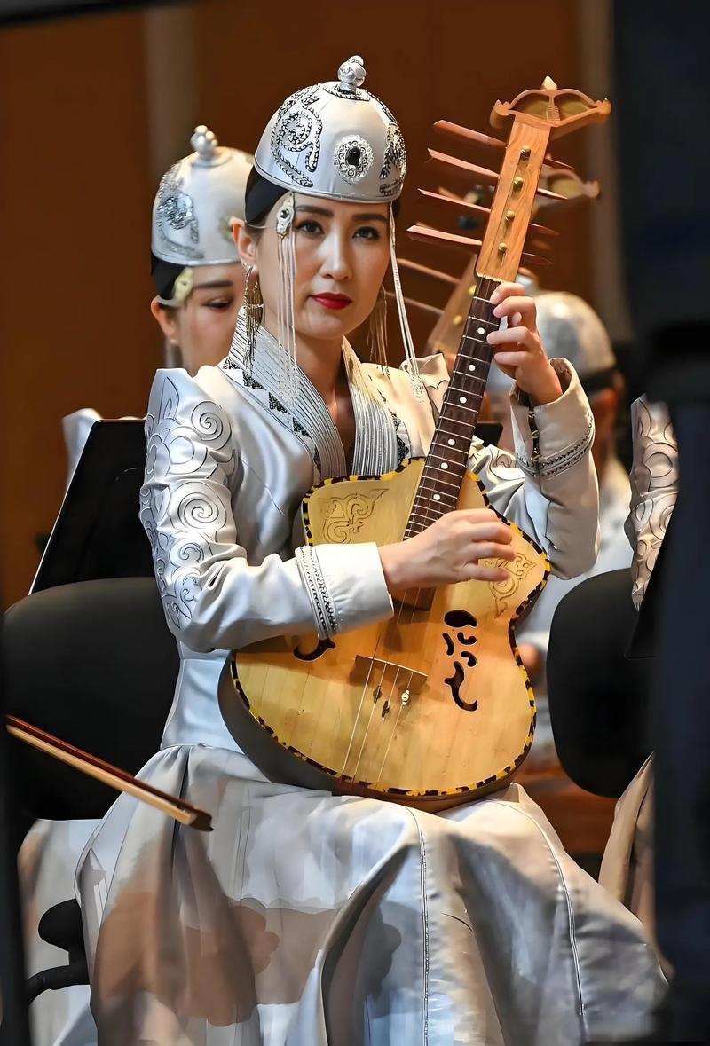 火不思乐器的历史和记载是什么样的蒙古族弹拨乐器火不思介绍（火不思蒙古弹拨乐器的起源与传播）