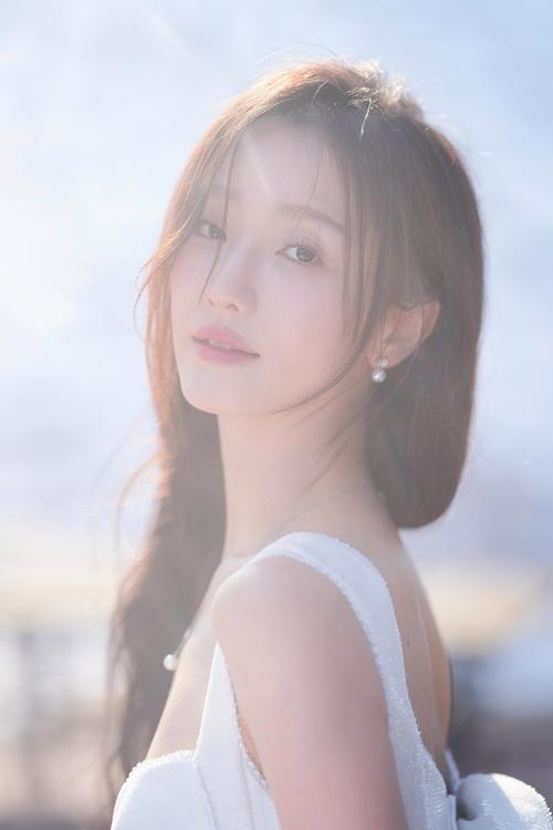 肖燕个人资料（95后演技派，获新晋女演员奖，发单曲WakeUp）